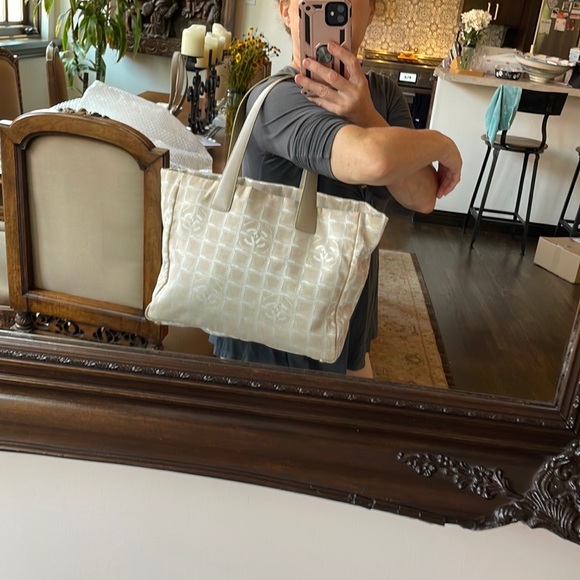 CHANEL Handbags - 🛍️HOST PICK🛍️Beautiful Chanel leather and nylon bag